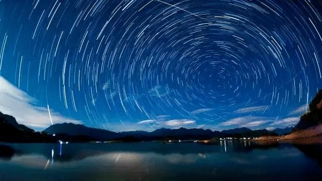 AI绘制星空流星效果教程：从背景到流星雨的完整创作指南