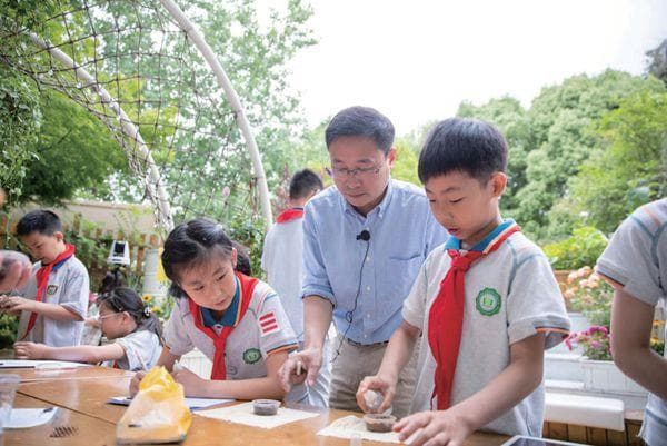 凝聚校家社三方力量，创建“未来学习者社区”