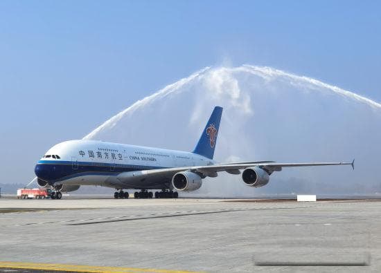 南航“空中巨无霸”A380飞机顺利完成成都天府国际机场试飞