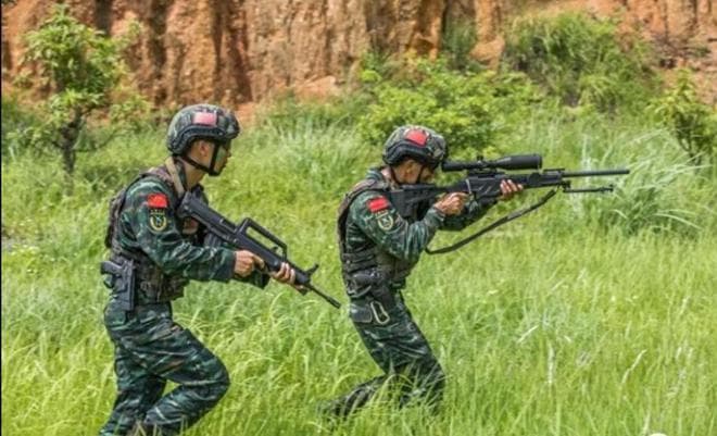 为何美军常用瞄准镜，中国却大多肉眼机瞄？为啥不爱用瞄准镜？