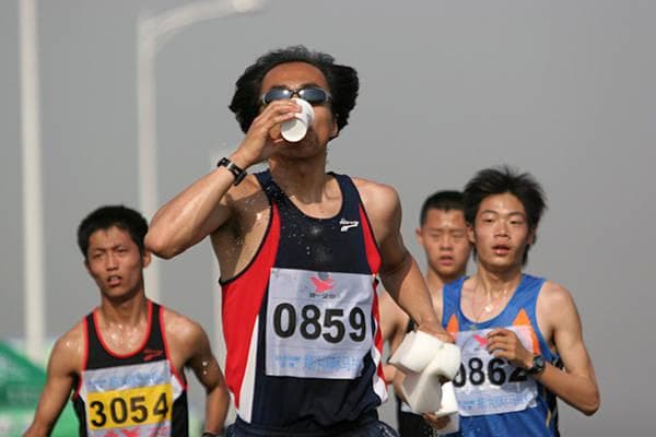 揭秘马拉松高效补水策略，你能hold住水分吗？