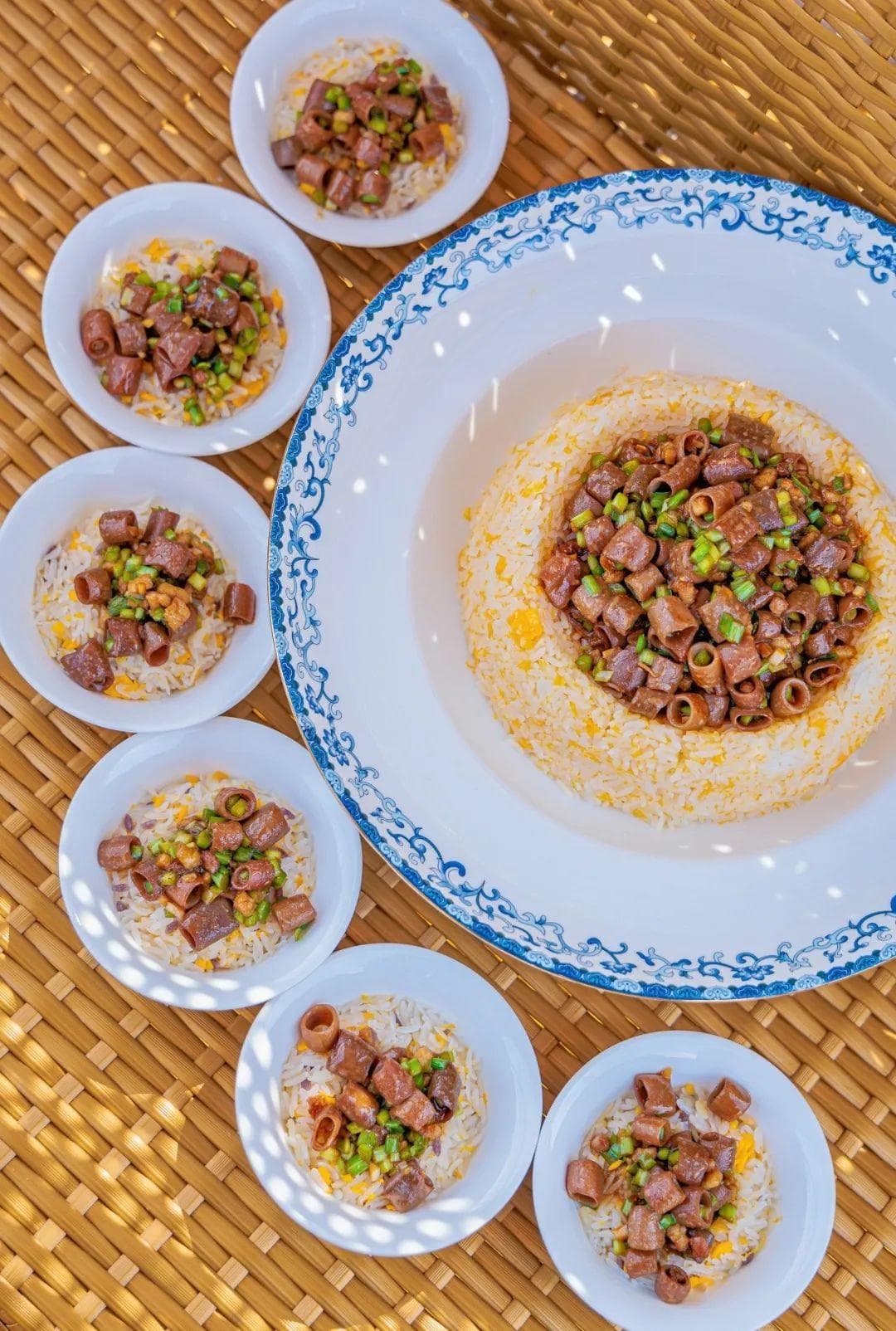 烟台四大特色美食：海肠捞饭、鲅鱼水饺、海鲜包子、海鲜疙瘩汤