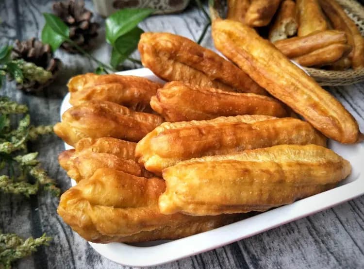 炸油条，不加任何添加剂，只需掌握这3个小技巧，蓬松酥脆又健康