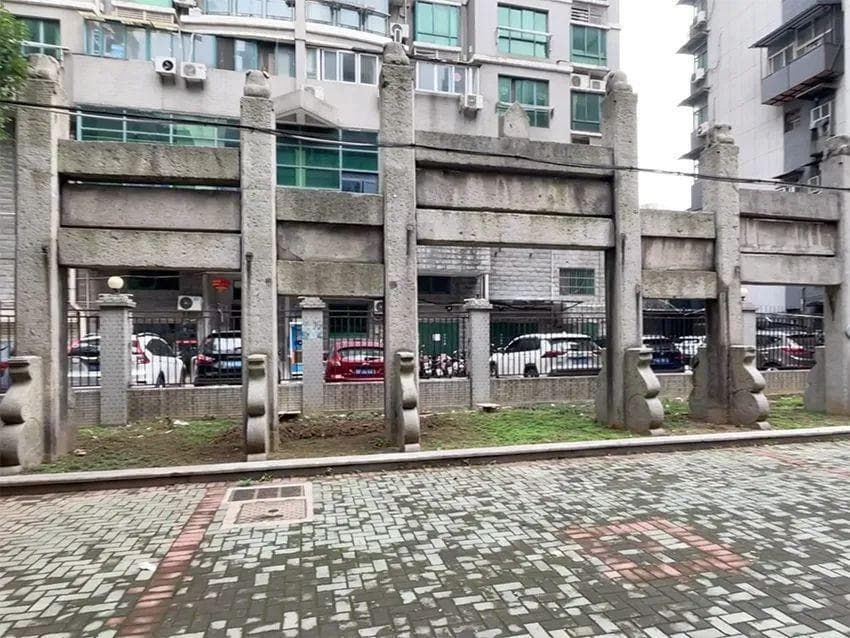 六柱五门变四柱三门，武汉百年石牌坊简介现乌龙