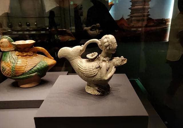 盗墓贼偷盗辽代古墓，整个墓室受到了破坏，里面的瓷器都被打碎了