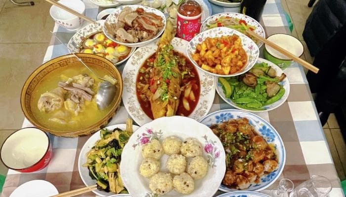 团团圆圆年夜饭：除夕年夜饭的习俗与讲究