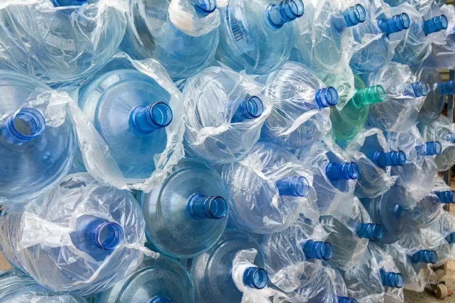 你喝的水里有“微塑料”，对人体有害，1个超简单步骤能去除