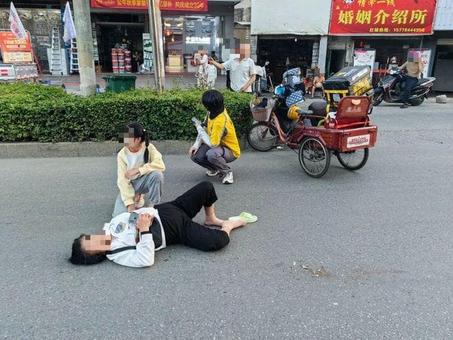 八达路一外卖骑手送餐途中撞飞老人，谁“买单”？丨警示案例