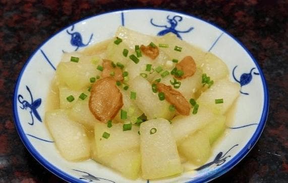 炒冬瓜，一道美味可口、营养丰富的家常菜品，口感清爽，营养丰富