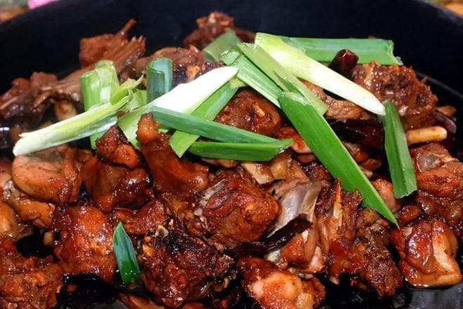 黄焖兔肉：一道融合传统与现代的美味佳肴