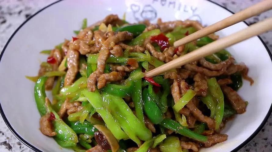 川菜的经典之作——青椒肉丝的烹饪艺术