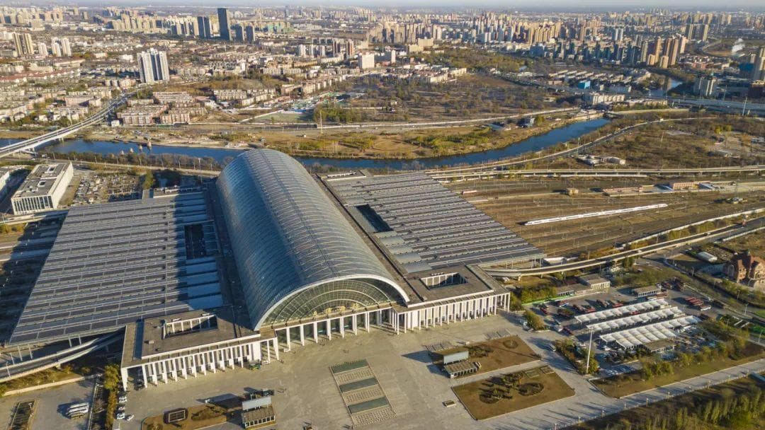 外国小哥用AI搞定高铁出行方案后感叹：条条大路通北京！