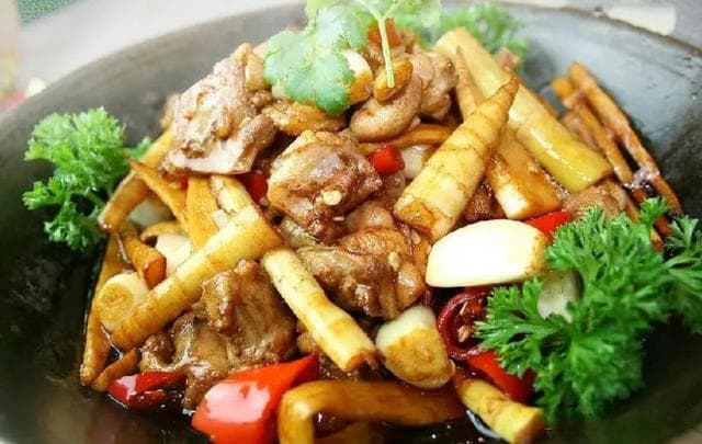 春笋焖鸡的做法：鲜嫩多汁，香滑可口