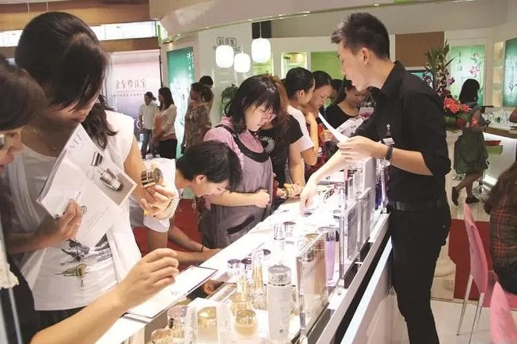 女生做销售哪行最吃香？女性销售人员的最佳行业选择