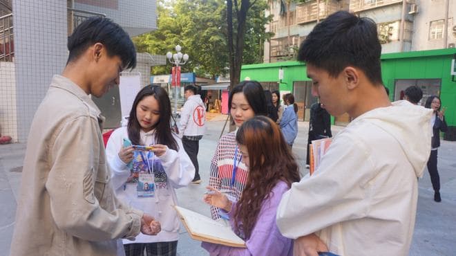 清华录取通知书和一个亿选哪个？街头采访大学生，答案出奇地一致