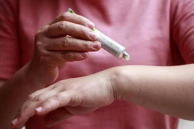 难怪红霉素软膏越卖越火，这5个妙用解决生活大难题，看完长知识了