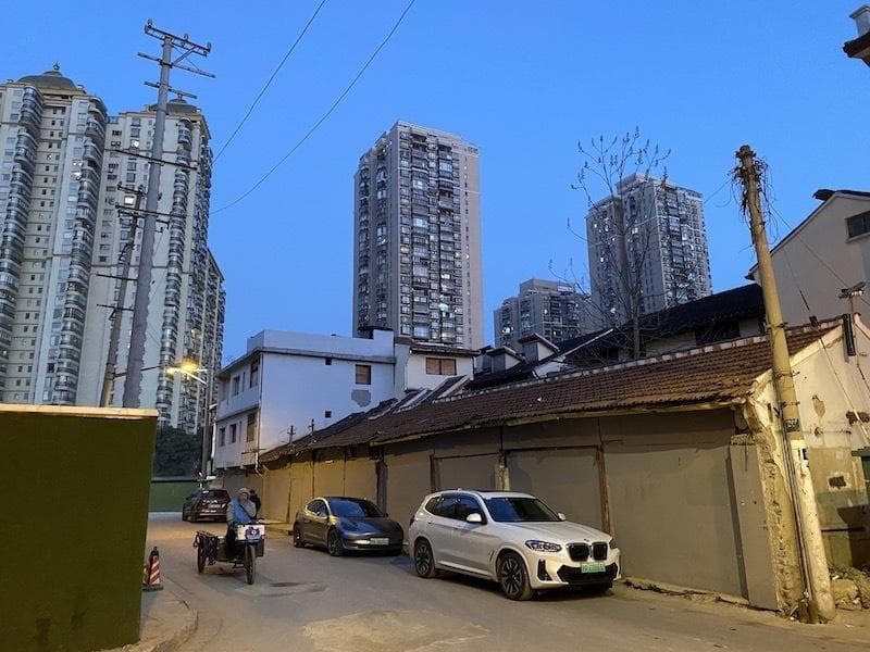 武康大楼打卡点如何打造？街道设计让城市对行人更友好