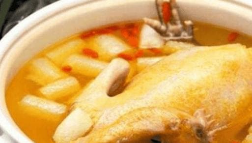 炖好的老母鸡汤，不仅汤汁醇厚、肉质鲜嫩，而且富含营养
