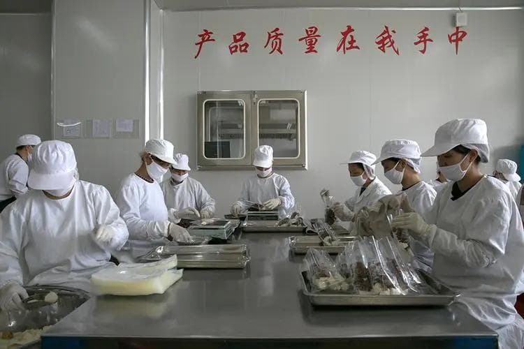 在生产过程中，如何采取有效措施减少废水、废气及固体废弃物的产生和排放