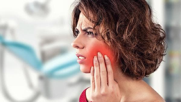后槽牙牙龈肿痛怎么办？原因、症状与治疗全解析