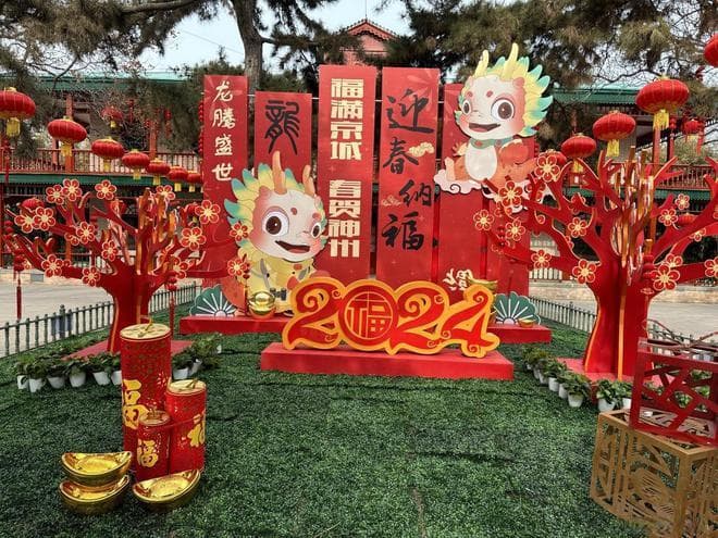 春节新变：烟花再燃引关注，传统习俗现新解