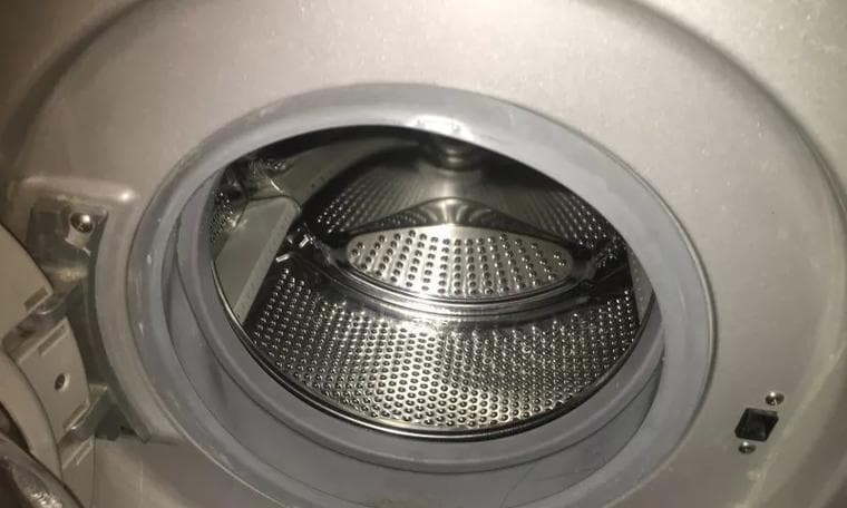 洗衣机下方小盒子清洗方法（轻松解决洗衣机下方小盒子的清洗难题）