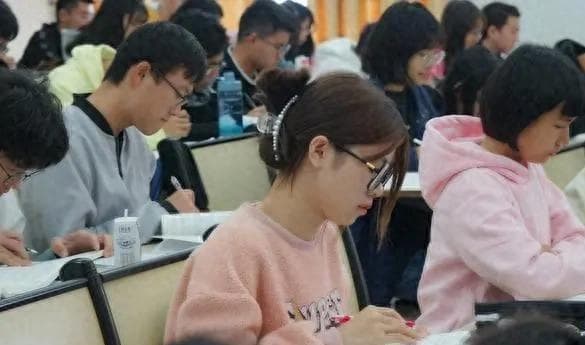 985博士也面临“中年危机”？非名校毕业求职困难，学历内卷严重