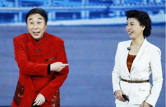 冯巩再登春晚：从“喝醋”到“穿越”，相声艺术的创新之路
