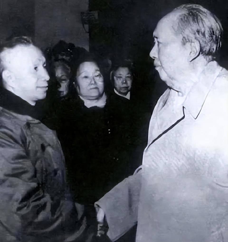 1960年，毛主席邀请粟裕参会，期间特意说：你的事可不能怪我呀