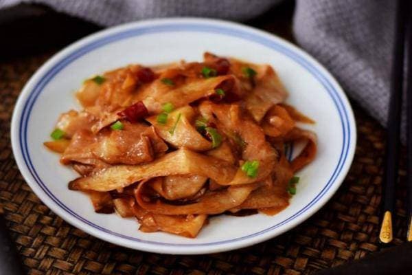 干煸孜然杏鲍菇，一道家常美食，独特的口感和风味，深受大家喜爱