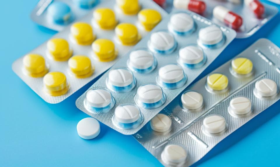 抗生素就是消炎药？千万别过度使用抗生素！阿莫西林、头孢属于…