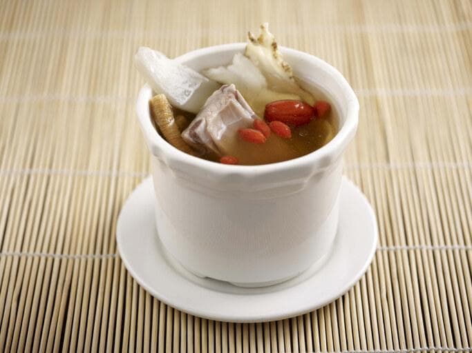 茅根马蹄山药汤+蒜苗炒五花肉，三菜一汤轻松搞定！