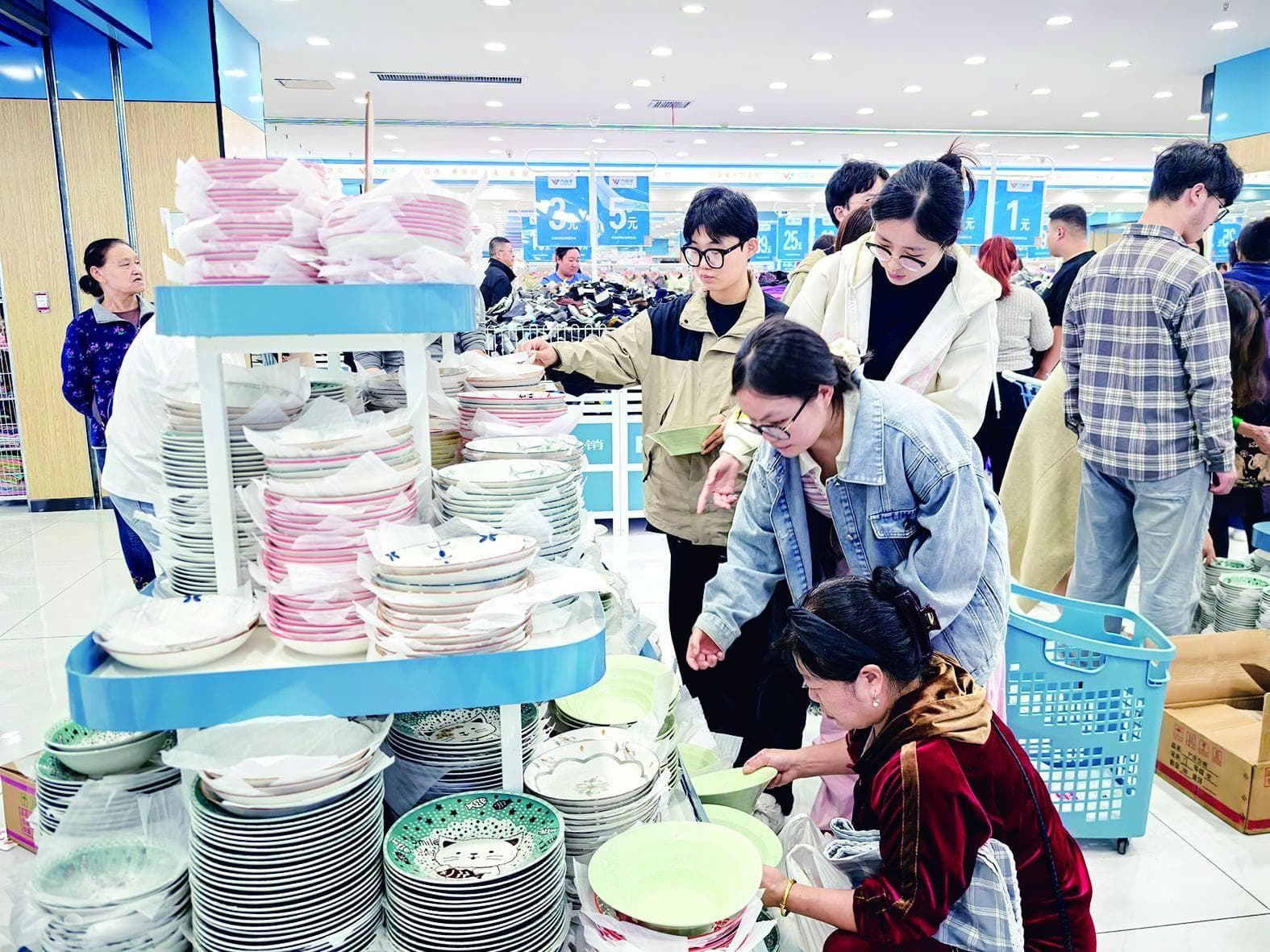 实体店探索物美价廉“一站式”销售新模式 把“网店”搬到线下 平价超市人气旺