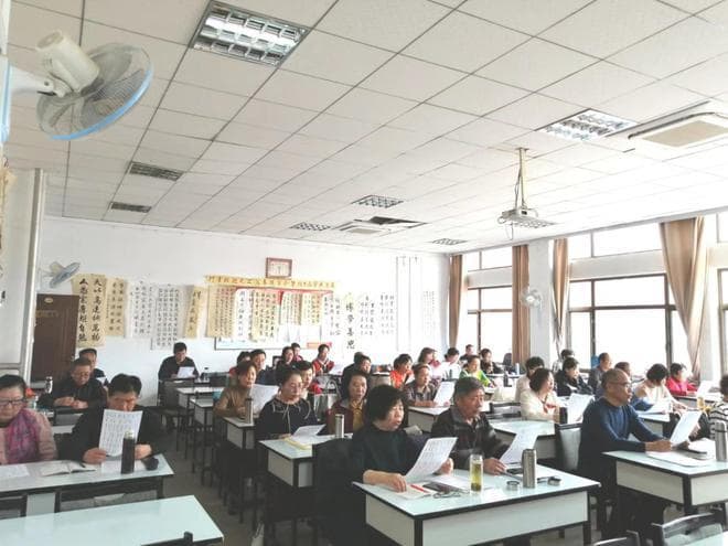 老年大学声乐课：老师耐心教学，学员收获满满