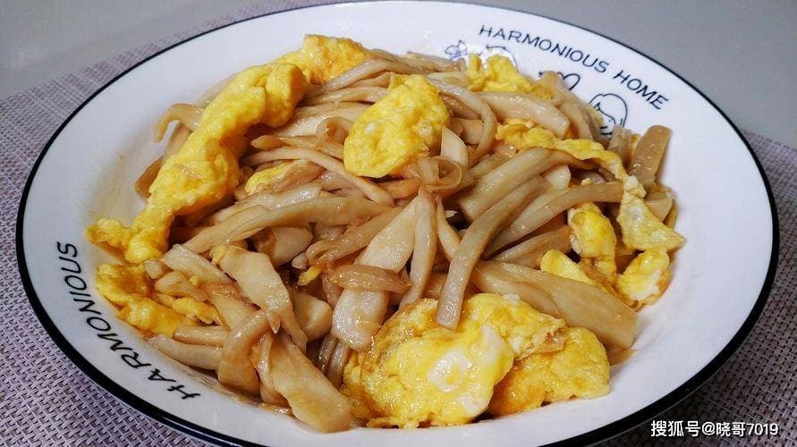 杏鲍菇炒鸡蛋，这道家常菜营养丰富，口感独特，深受孩子喜爱