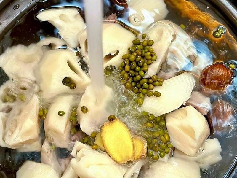 莲藕绿豆排骨汤：夏季清热解暑的养生佳品