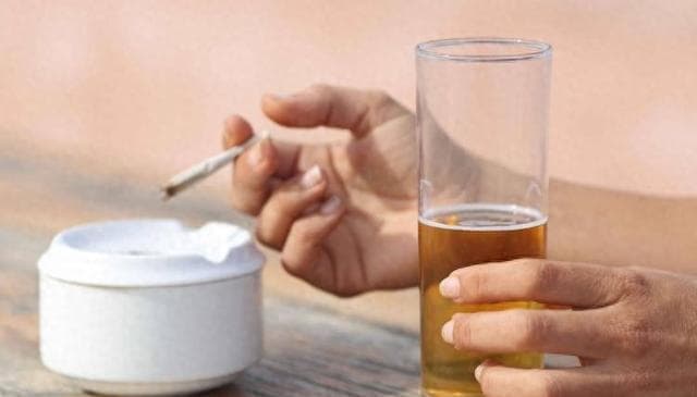 如果60岁后才戒烟戒酒，患3种病的几率和抽烟喝酒的人一样？