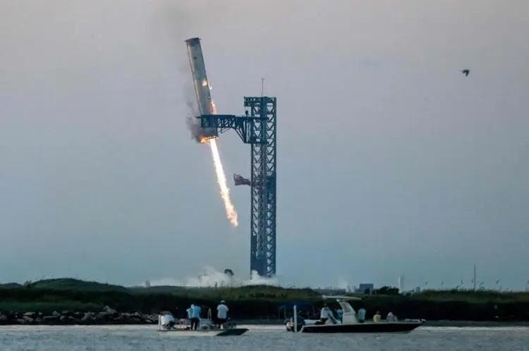 SpaceX星舰采用“筷子夹火箭”技术，成功完成首次陆地回收