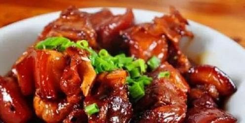 做红烧肉到底是冰糖还是白糖？老厨娘揭秘：选错糖，味道发苦！