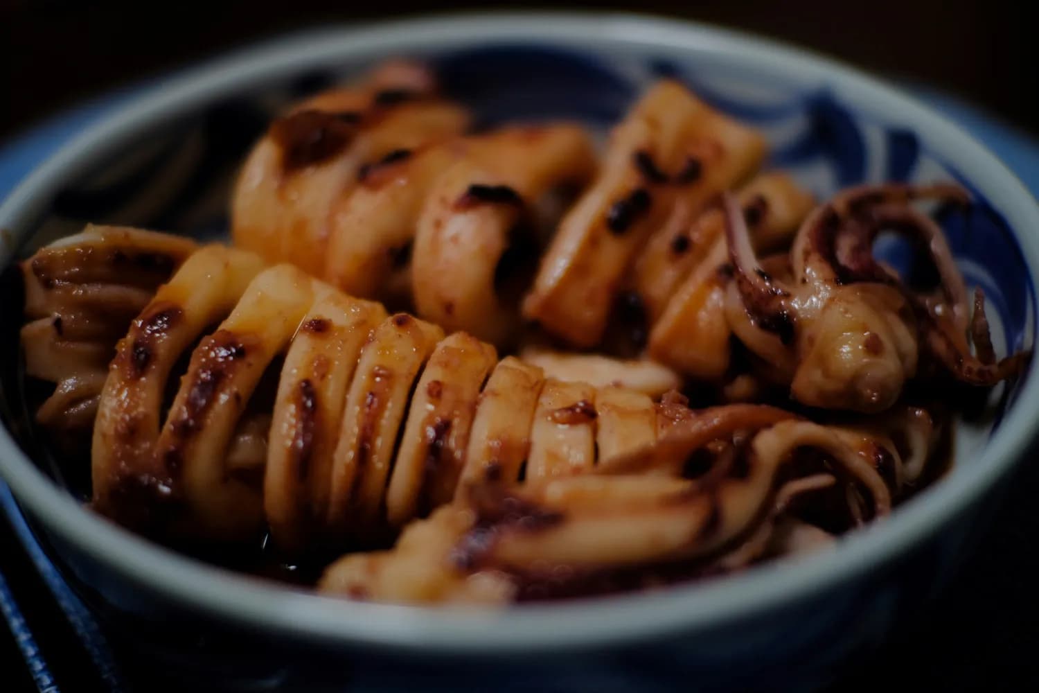 油爆鱿鱼卷：冬日餐桌上的美味佳肴