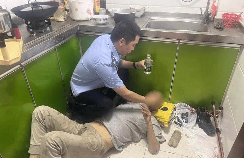 江苏南京：孤寡老人家中摔倒，多亏社区民警及时出手救助