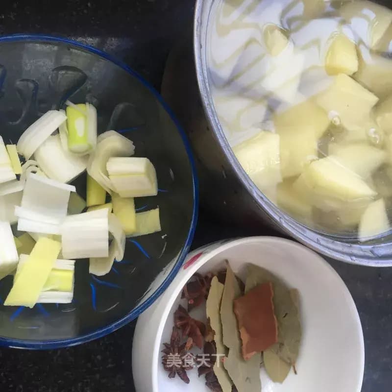 红烧肉炖土豆的家常做法