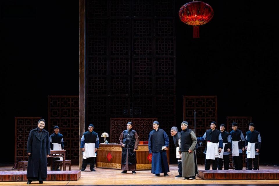 香港话剧团《天下第一楼》沪上首演，三十多年来何冀平首次“加戏”