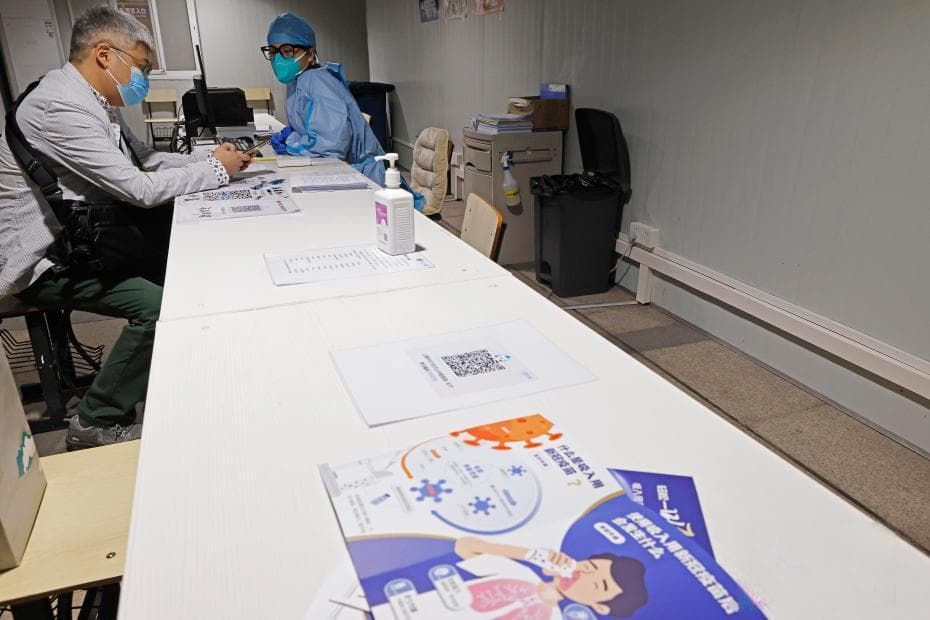 全程不到1分钟、味道有点甜……上海启动吸入用新冠疫苗接种