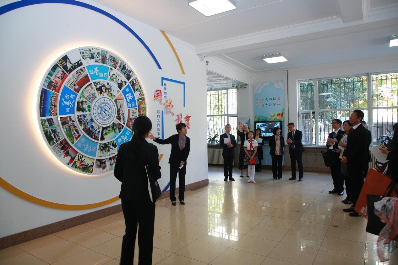 金泽市教育代表团访问大连市西岗区大同小学，共话教育未来
