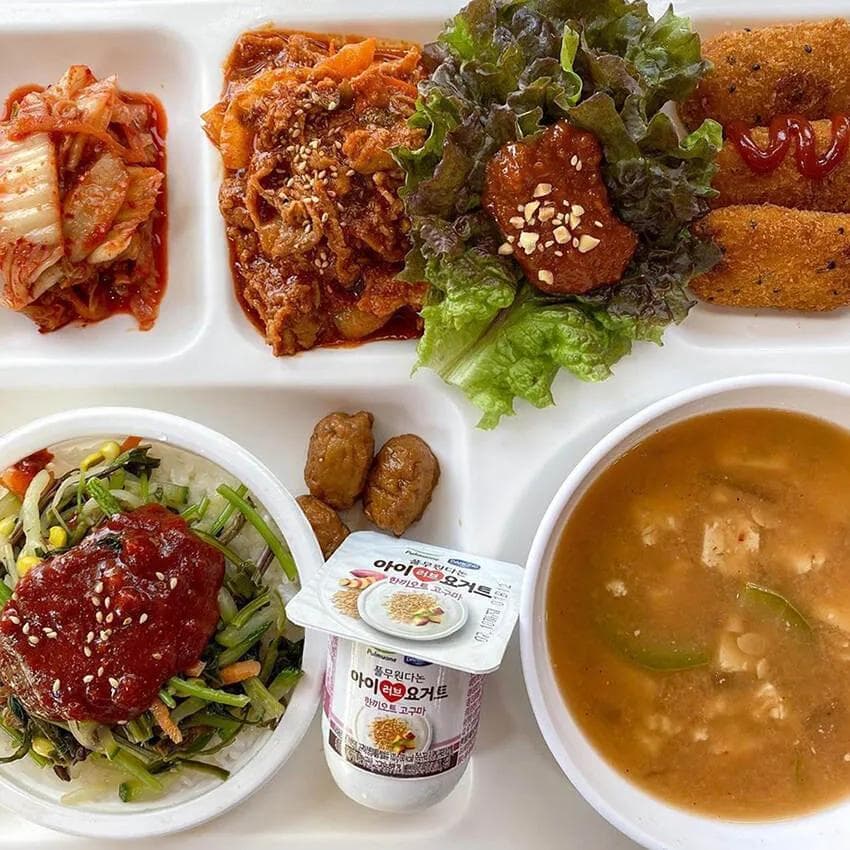 韩国学校食堂一日三餐全记录：泡菜、汤和凉拌菜的饮食文化