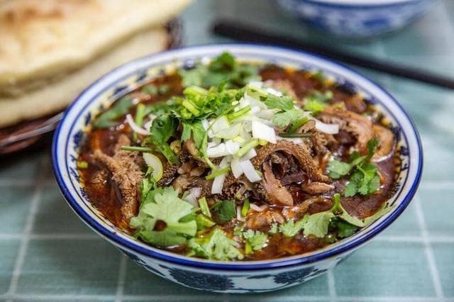 品尝中国的魅力：十种代表地方特色的美食推荐