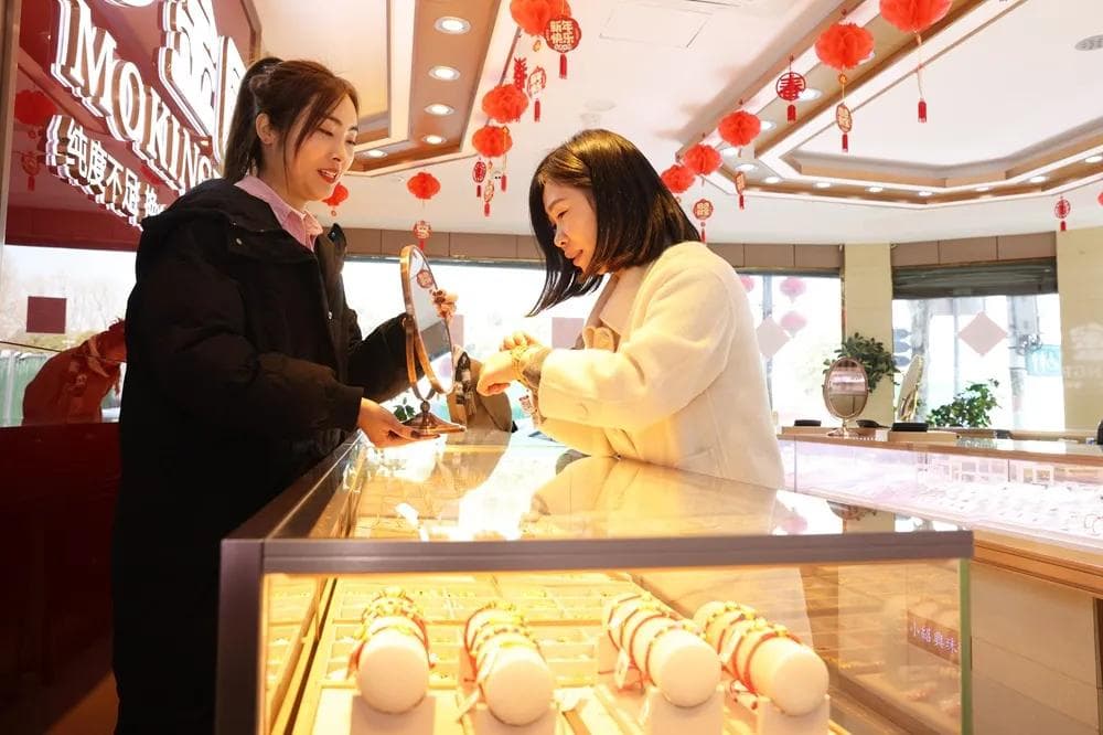 涨疯了，金饰克价逼近900元，还没到顶？