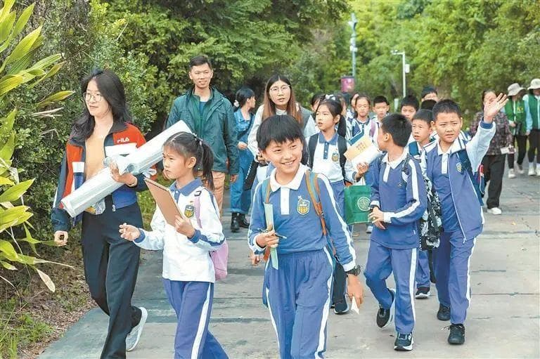 走！到校园外去上课！