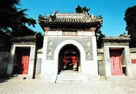 青岛湛山寺旅游攻略：门票、开放时间、交通指南与景点全解析